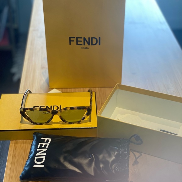 Fendi‎ Cat Eye Sunglasses - Picture 5 of 16